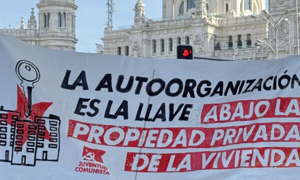Pancarta de la Juventud Comunista en una movilización por la vivienda