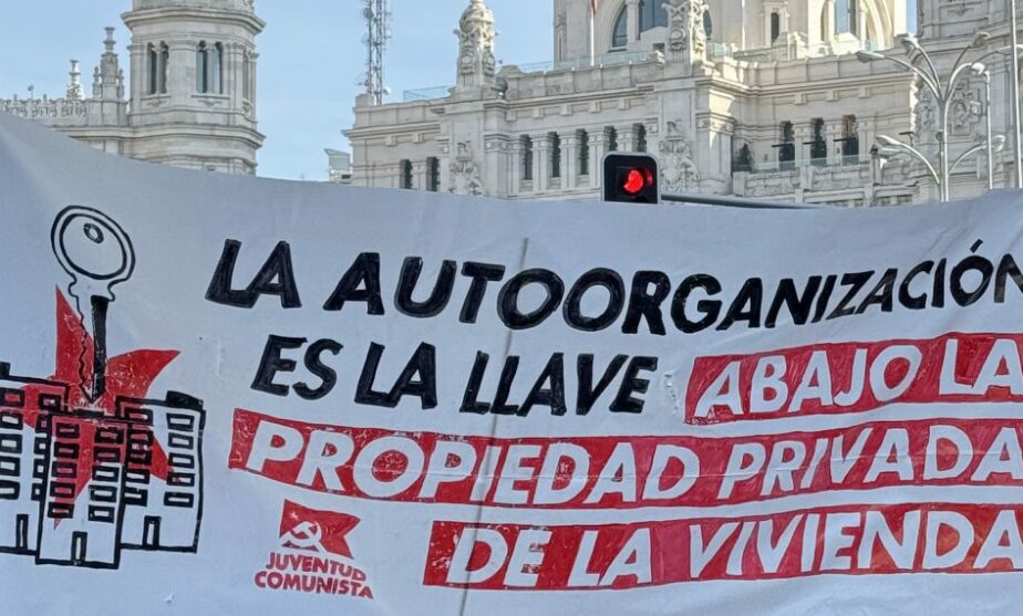 Pancarta de la Juventud Comunista en una movilización por la vivienda