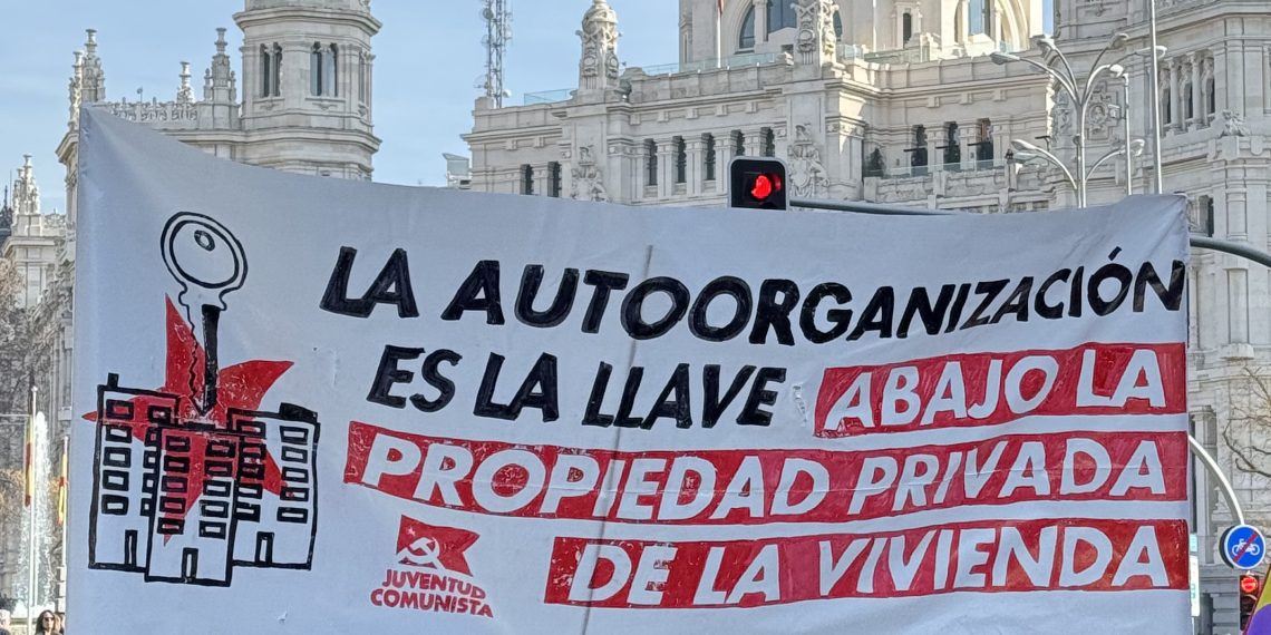 Pancarta de la Juventud Comunista en una movilización por la vivienda