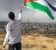 Un joven ondea la bandera de Palestina