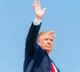 Donald Trump saludando