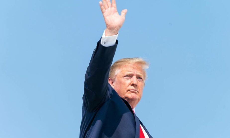 Donald Trump saludando