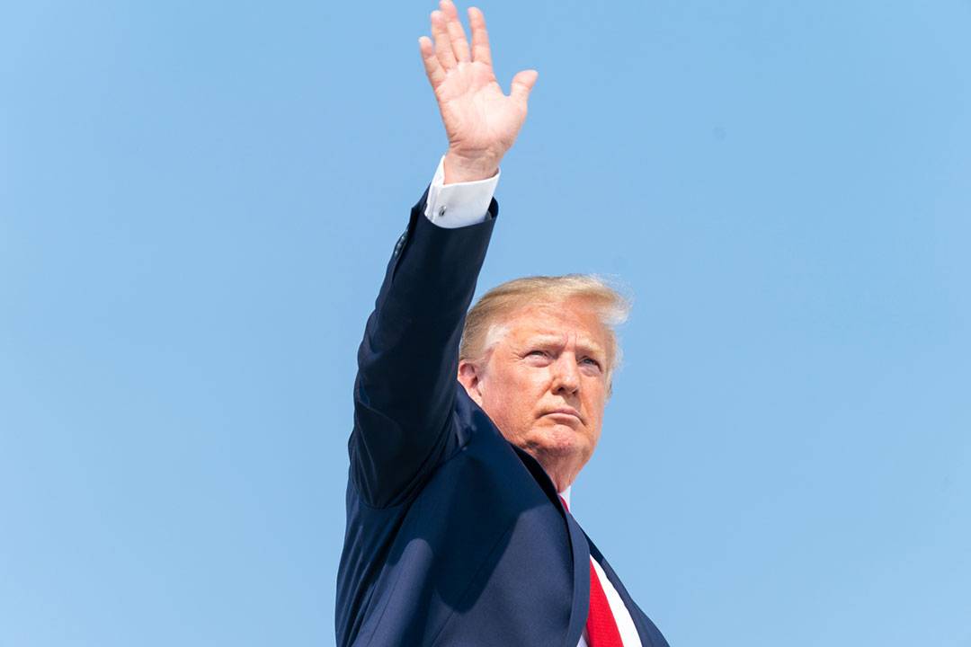 Donald Trump saludando