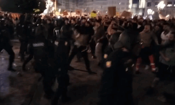 La policía responde con violencia ante la autoorganización