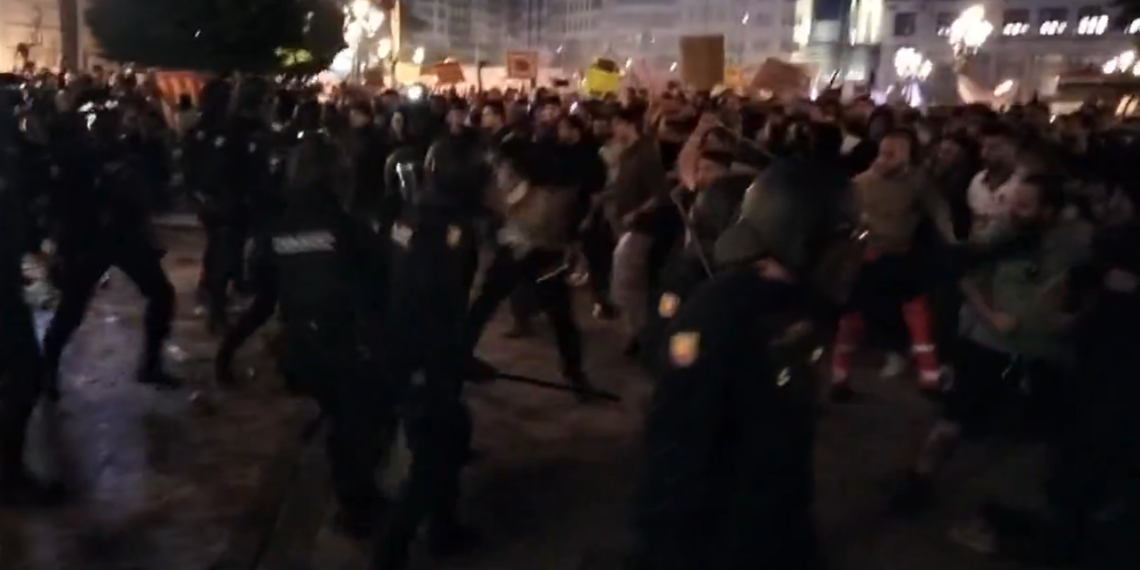 La policía responde con violencia ante la autoorganización