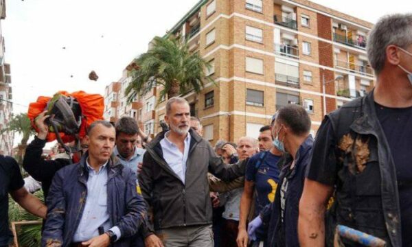 El rey es recibido en Valencia con una lluvia de barro