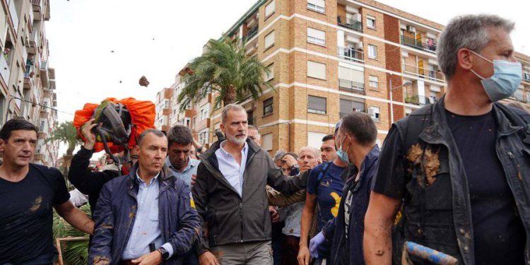 El rey es recibido en Valencia con una lluvia de barro