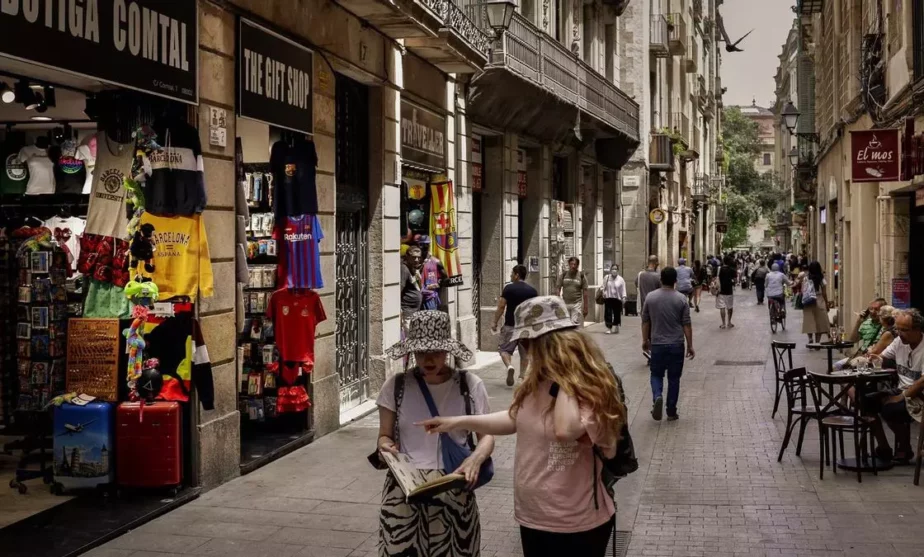 Imagen de un barrio del centro de Barcelona volcado al turismo