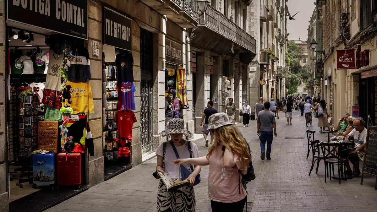 Imagen de un barrio del centro de Barcelona volcado al turismo