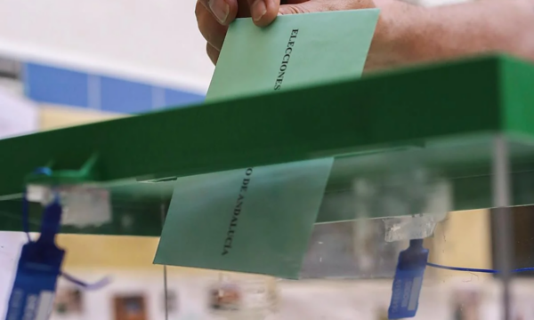 Un ciudadano emite su voto en las elecciones en Andalucía