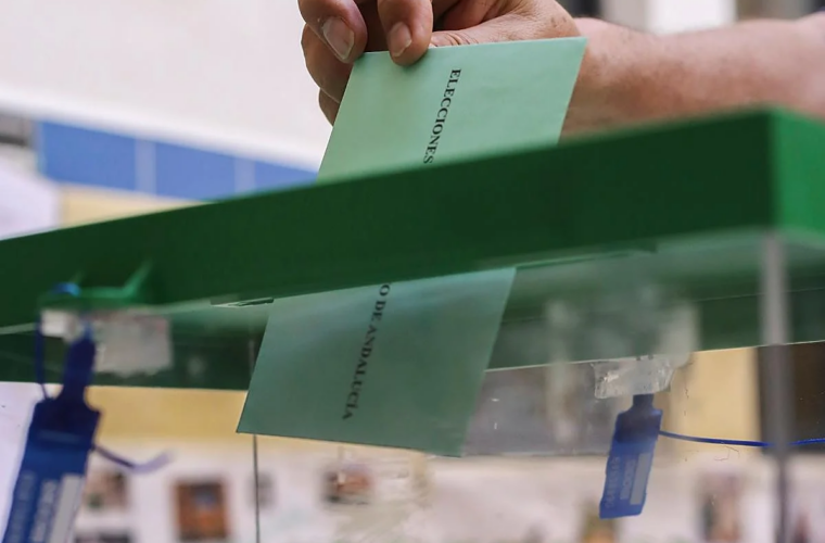 Un ciudadano emite su voto en las elecciones en Andalucía
