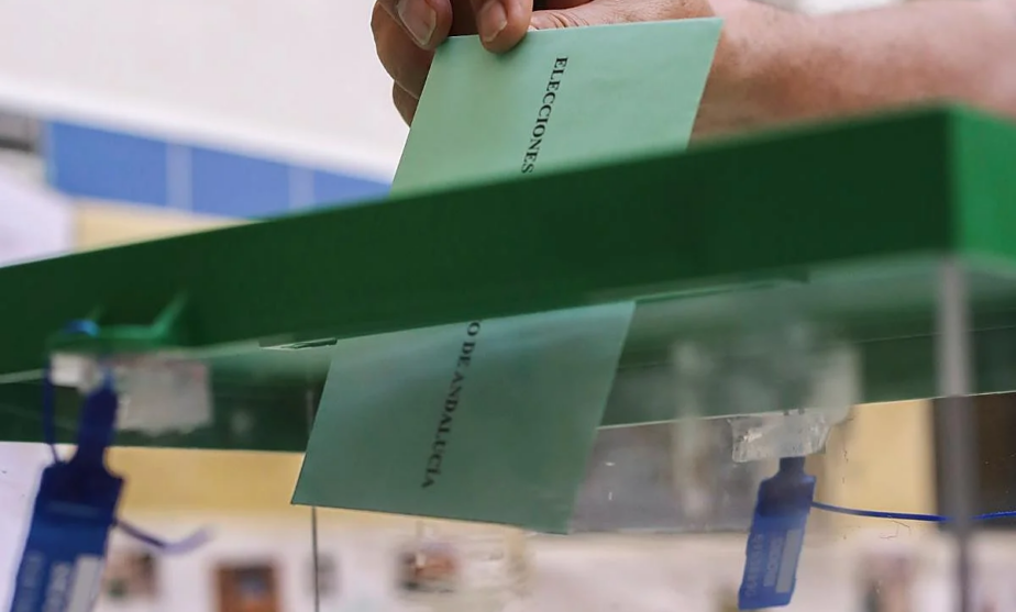 Un ciudadano emite su voto en las elecciones en Andalucía
