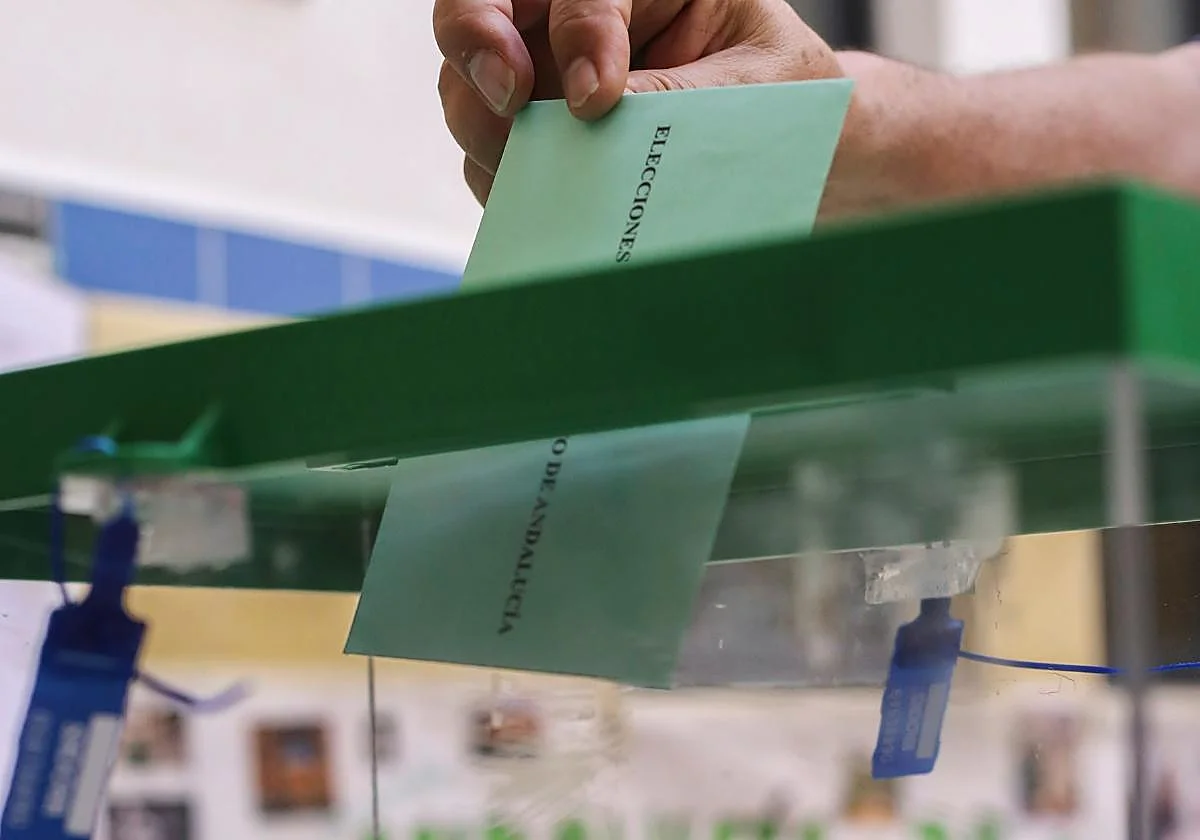 Un ciudadano emite su voto en las elecciones en Andalucía