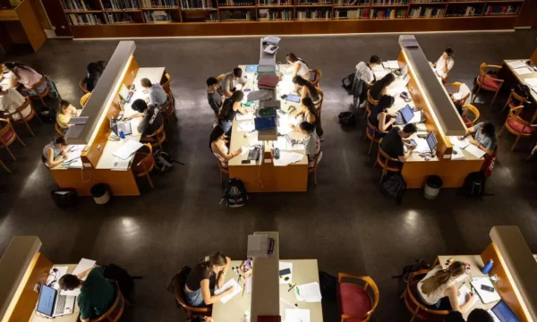 Un grupo de estudiantes se prepara para las pruebas de acceso a la universidad