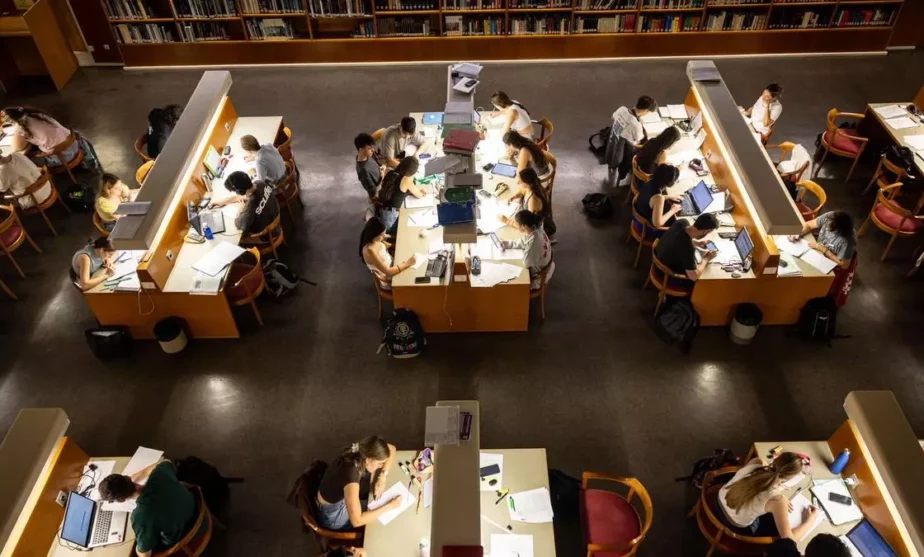 Un grupo de estudiantes se prepara para las pruebas de acceso a la universidad