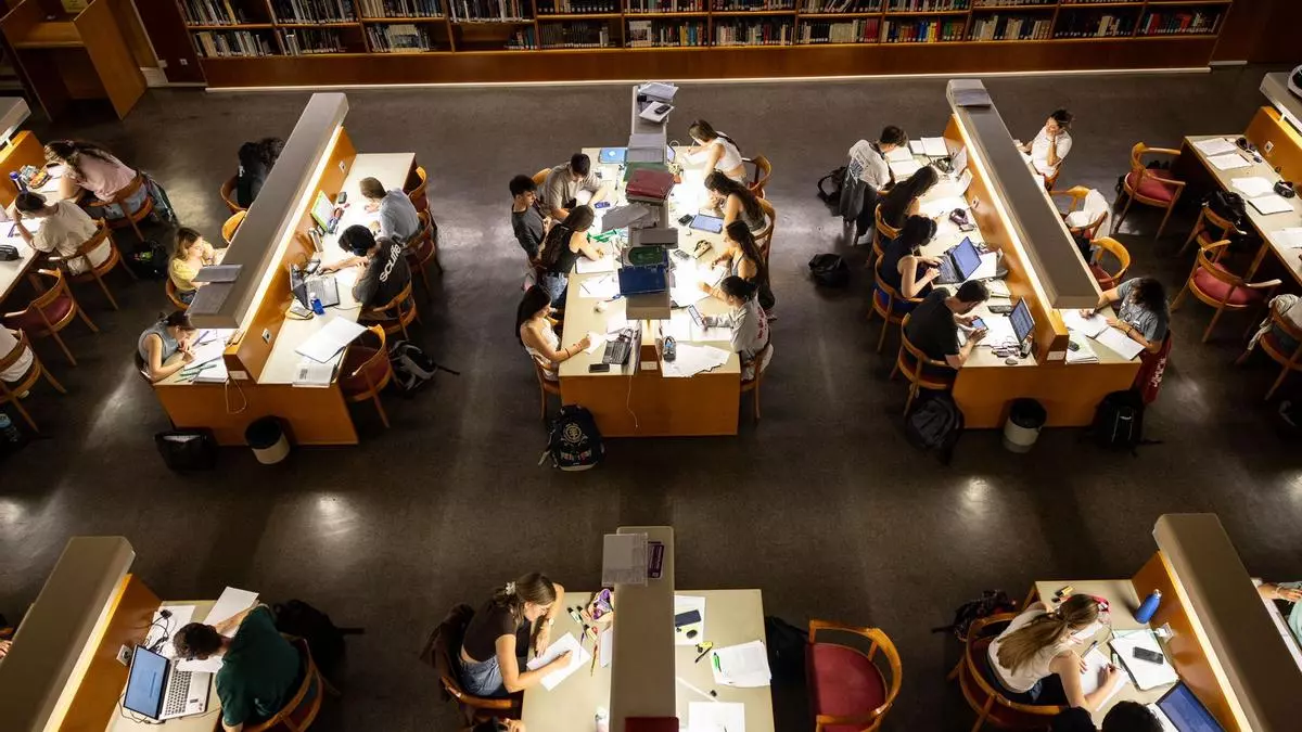 Un grupo de estudiantes se prepara para las pruebas de acceso a la universidad