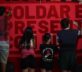 Un grupo de militantes prepara una pancarta sobre la Universidad de Jóvenes Marxistas